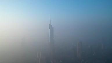 航拍南京雾中的紫峰大厦金鹰广场视频的预览图